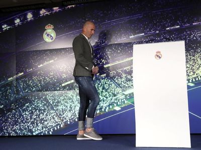 Jadi Pelatih Madrid, Gaya Zidane Pakai Skinny Jeans Diomongi Netizen