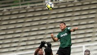 Pada babak pertama, Osvaldo Haay yang bermain menjadi striker sukses mencetak gol setelah memanfaatkan bluder pemain belakang Semen Padang.