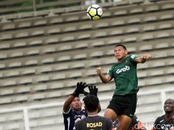 Pada babak pertama, Osvaldo Haay yang bermain menjadi striker sukses mencetak gol setelah memanfaatkan bluder pemain belakang Semen Padang.