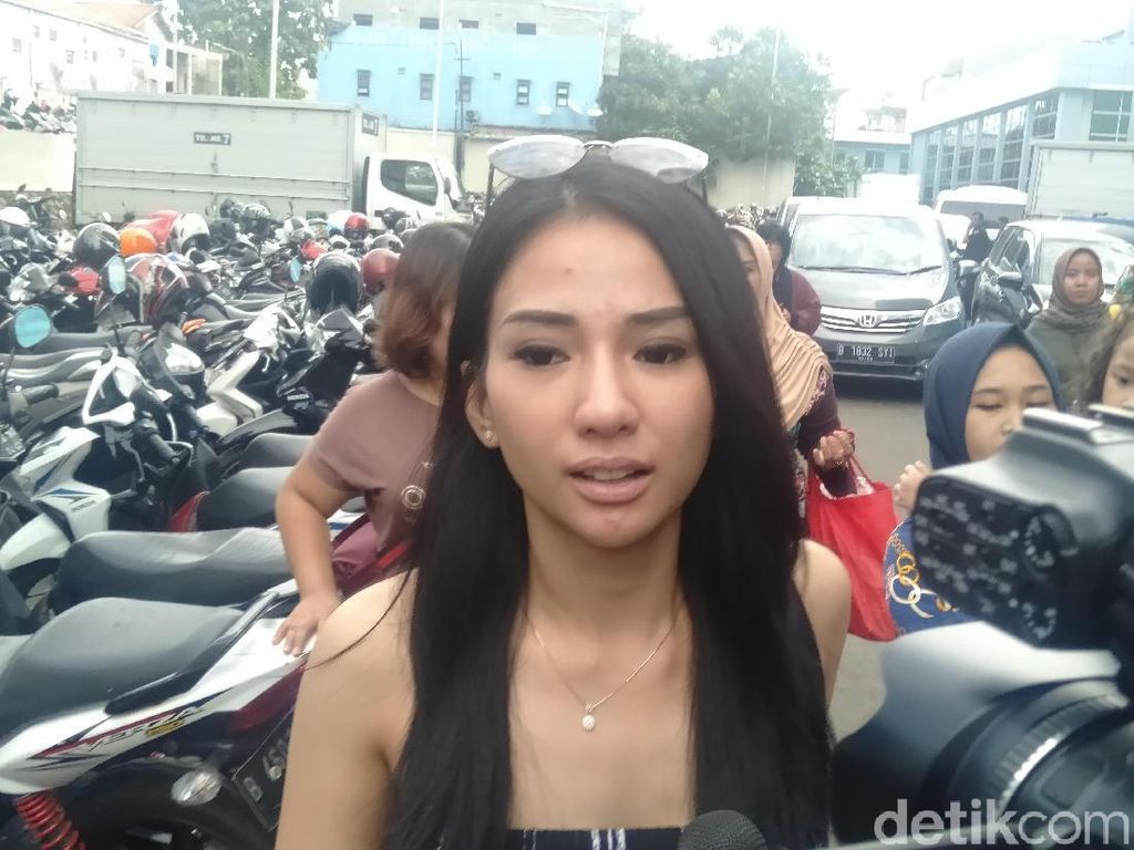 Ketahuan! Nana Diduga Berikan Mobil Mewah Buat Bella Luna Ketahuan! Nana Diduga Berikan Mobil Mewah Buat Bella Luna
