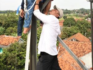 Momen Wabup Purwakarta Panjat Tower Gagalkan Ayah-Anak Bunuh Diri Momen Wabup Purwakarta Panjat Tower Gagalkan Ayah-Anak Bunuh Diri