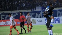 Maung Bandung makin percaya diri usai berhasil unggul. Di menit ke-69, Persib menggandakan skor di menit ke-69 lewat penalti Ndouassel. Wasit memberi penalti kepada tuan rumah setelah Ndouassel dilanggar Diakite Seydou.