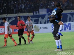 Maung Bandung makin percaya diri usai berhasil unggul. Di menit ke-69, Persib menggandakan skor di menit ke-69 lewat penalti Ndouassel. Wasit memberi penalti kepada tuan rumah setelah Ndouassel dilanggar Diakite Seydou.