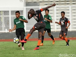 Namun, Timnas Indonesia U-23 tak bisa menjaga keunggulan, di menit-menit akhir, barisan belakang Garuda Muda terlihat melakukan kesalahan, yang kemudian peluang itu kembali suskes dimaksimalkan Karlnwx Barthelemy.