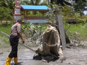 Semburan Gas dan Lumpur Setinggi 7 Meter Muncul di Maluku Tengah Semburan Gas dan Lumpur Setinggi 7 Meter Muncul di Maluku Tengah