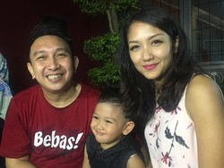 Luapan Kebahagiaan Penuh Haru Istri Saat Augie Fantinus Bebas