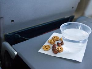 Alergi Kacang, Penumpang Ini Ngumpet di Toilet Pesawat