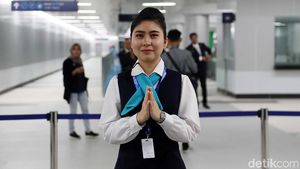 Senyum Ramah Kru MRT Jakarta Sapa Penumpang