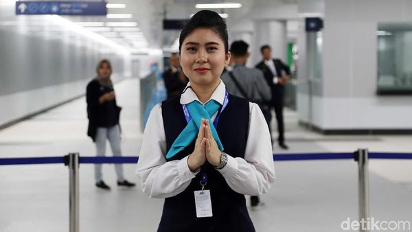 Senyum Ramah Kru MRT Jakarta Sapa Penumpang