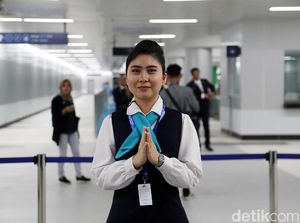 Senyum Ramah Kru MRT Jakarta Sapa Penumpang