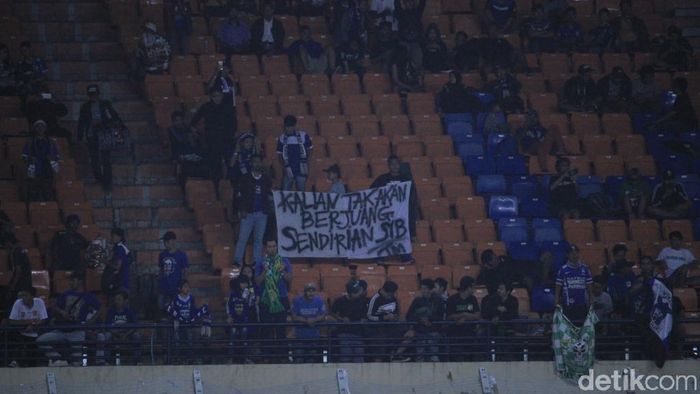 Bobotoh saat Persib Bandung vs Perseru Serui. (Foto: Wisma Putra/detikcom) Bobotoh saat Persib Bandung vs Perseru Serui. (Foto: Wisma Putra/detikcom)