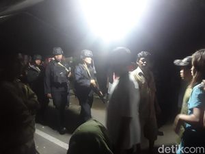 Suasana di TKP Bom Sibolga: Polisi Bersenjata Berjaga, Warga Tak Bisa Pulang Suasana di TKP Bom Sibolga: Polisi Bersenjata Berjaga, Warga Tak Bisa Pulang