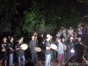 Tiba di Kampung Halaman, Siti Aisyah Disambut Musik Rebana Tiba di Kampung Halaman, Siti Aisyah Disambut Musik Rebana