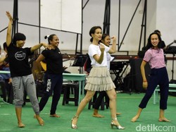 Atiqah Hasiholan Rela Nyanyi Dangdut dan Joget Sensual di Teater