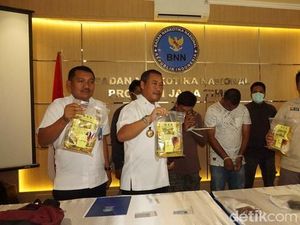 4 Kg Sabu Asal Aceh Gagal Masuk Surabaya, Dua Pengedarnya Dibekuk 4 Kg Sabu Asal Aceh Gagal Masuk Surabaya, Dua Pengedarnya Dibekuk