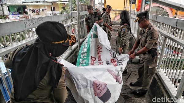 Di Jakut, APK Juga Ditertibkan Satpol PP