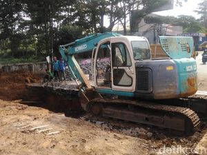 Dinas PUPR: Jalan Amblas di Serpong Akibat Saluran Air Patah Dinas PUPR: Jalan Amblas di Serpong Akibat Saluran Air Patah