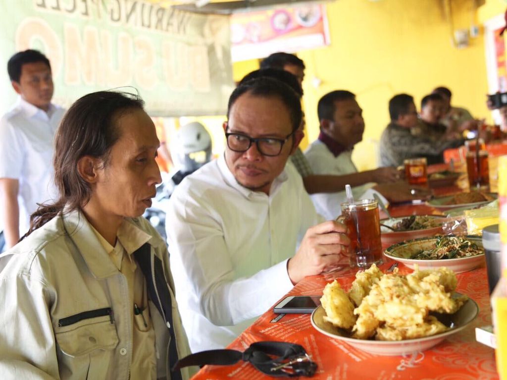 Pecel hingga Rawon Jadi Pilihan Sarapan Enak Menaker Hanif Dhakiri Pecel hingga Rawon Jadi Pilihan Sarapan Enak Menaker Hanif Dhakiri