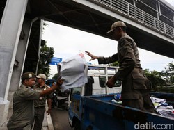 Satpol PP DKI Turunkan Spanduk-Baliho Ucapan Selamat Ramadan Milik Parpol