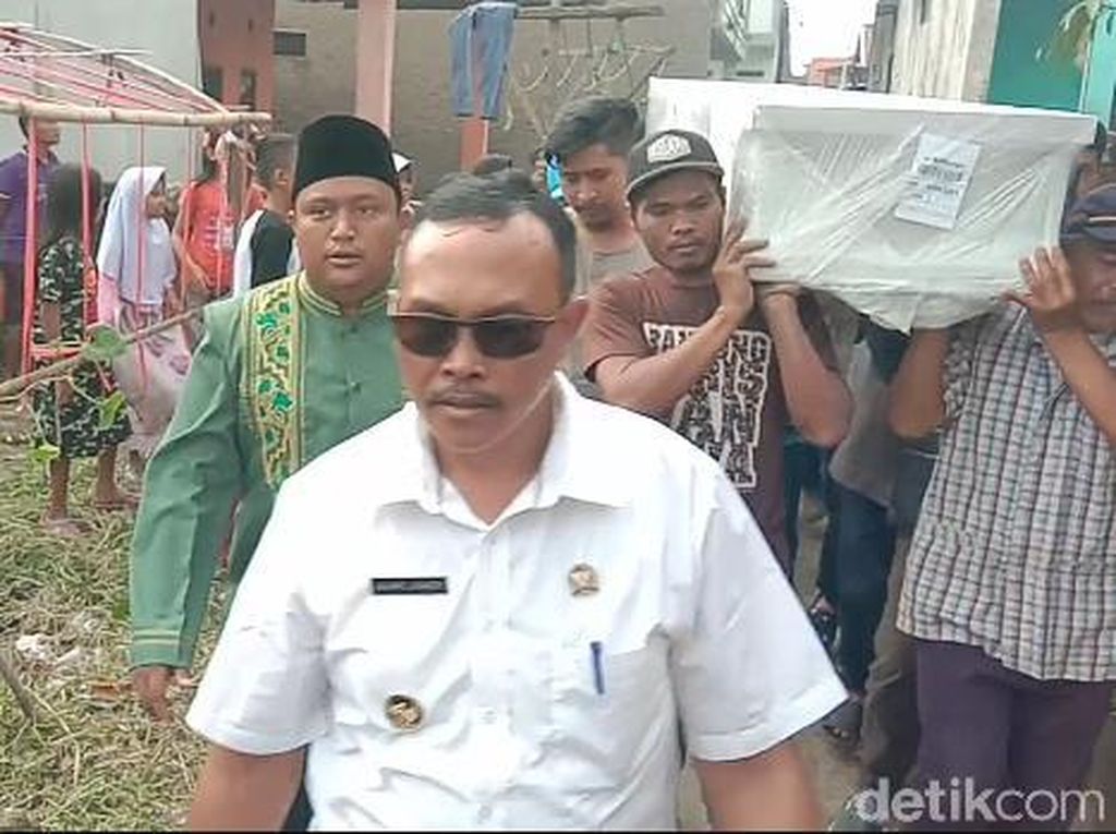 Peti Jenazah Bos Tekstil Korban Mutilasi Digotong Bergantian ke Makam Peti Jenazah Bos Tekstil Korban Mutilasi Digotong Bergantian ke Makam