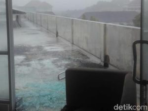 Hujan dan Angin Kencang, Beberapa Pintu Kaca di UGM Pecah