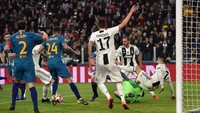 Juve berhasil melesakkan gol di menit keempat lewat Giorgio Chiellini. Wasit menganulir gol tersebut setelah Cristiano Ronaldo lebih dulu melanggar Jan Oblak. (Foto: Tullio M. Puglia/Getty Images)