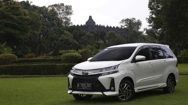 Toyota Avanza di Candi Borobudur