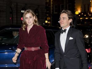 Perdana, Putri Beatrice dan Pacar Dudanya Tampil Bersama di Karpet Merah Perdana, Putri Beatrice dan Pacar Dudanya Tampil Bersama di Karpet Merah