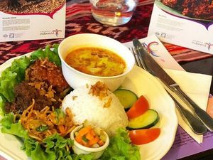 Di Restoran Borneo Paris Ini Bisa Makan Ayam Penyet dan Semur Jawa Enak