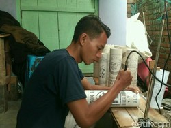 Guru Honorer di Cirebon Sulap Pipa Bekas Jadi Lampu Hias