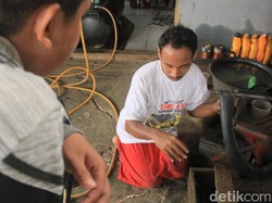 Merasa Mampu Kerja, Montir Difabel di Maros Ogah Diajak Ngemis