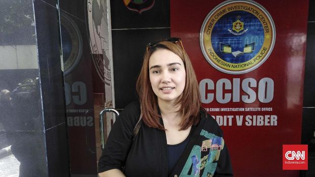 Feby Febiola Besuk Vanessa Angel di Tahanan Polda Jatim 