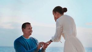 Foto: Momen Romantis Jennifer Lopez Dilamar Alex Rodriguez di Pantai
