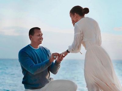 Foto: Momen Romantis Jennifer Lopez Dilamar Alex Rodriguez di Pantai