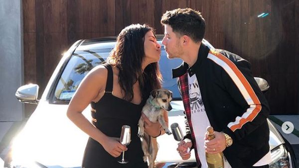 Nick Jonas Hadiahi Priyanka Chopra Mobil Mewah Rp 2,8 Miliar