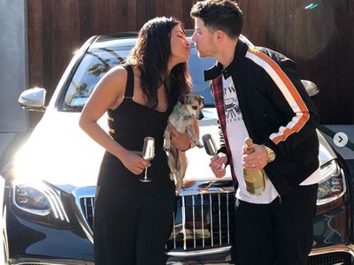 Nick Jonas Hadiahi Priyanka Chopra Mobil Mewah Rp 2,8 Miliar
