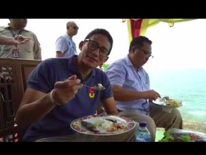 Makan Ikan Namori di Bali, Sandiaga : Uenak Banget!