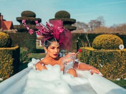 Sstt... Priyanka Chopra Sembunyikan Ini di Gaun Miss World 2000