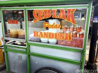 Seblak Pedas Aneka Topping, Jajanan Kekinian Sedap dari Bandung