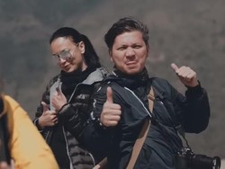 Kompak! Sophia Latjuba dan Gading Marten Ikut Goyang Jempol Jokowi