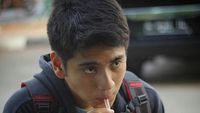 Pose Keren Giorgino Abraham Saat Nikmati Es Cincau dan Lemon