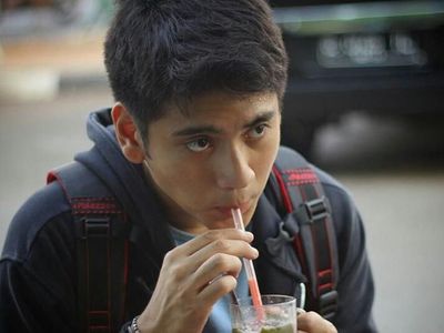 Pose Keren Giorgino Abraham Saat Nikmati Es Cincau dan Lemon