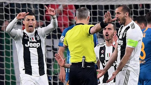 Juventus melakukan protes karena gol Giorgio Chiellini tidak disahkan di awal laga.