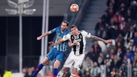 Diego Godin terlibat duel udara dengan Mario Mandzukic. (Foto: Alberto Lingria/Reuters)