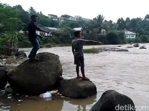 Aksi Heroik 2 Pemuda Selamatkan Bocah Hanyut di Sukabumi