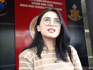 Dijenguk Feby Febiola dan Ovi, Vanessa Angel Nangis Dijenguk Feby Febiola dan Ovi, Vanessa Angel Nangis