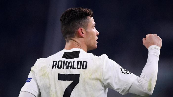 Cristiano Ronaldo mendapatkan sambutan meriah di sebuah restoran di Turin usai meloloskan Juventus. (Foto: Alberto Lingria/REUTERS) Cristiano Ronaldo mendapatkan sambutan meriah di sebuah restoran di Turin usai meloloskan Juventus. (Foto: Alberto Lingria/REUTERS)