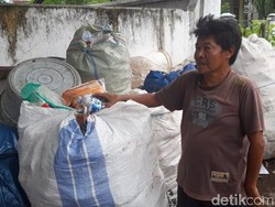 Unik, Pemulung Ini Bernama Hari Libur