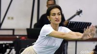 Atiqah Hasiholan Tunjukkan Goyang Sensual, Ada Apa?
