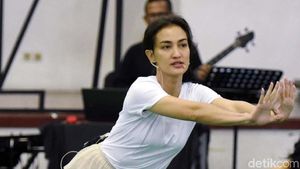 Atiqah Hasiholan Tunjukkan Goyang Sensual, Ada Apa?